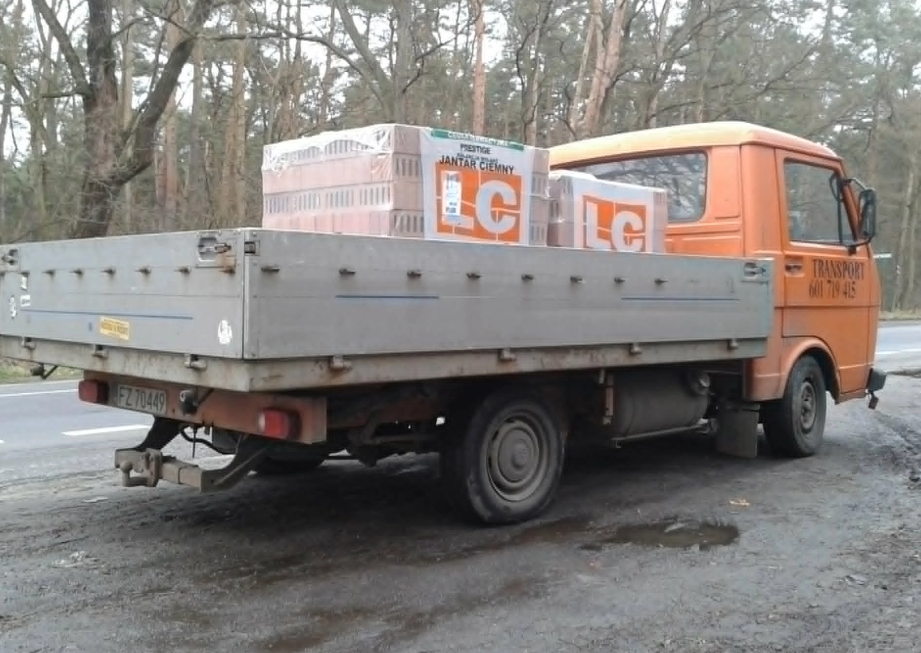 Transport materiałów budowlanych samochodem skrzyniowym
